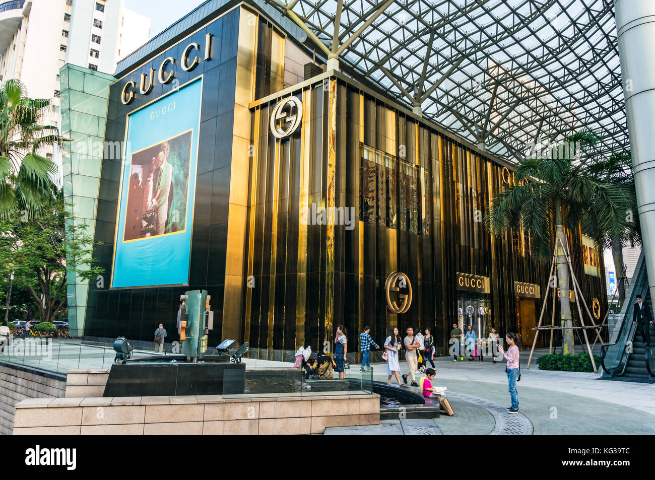Gucci store, grand angle de vue avec les gens, à Shenzhen, province de Guangdong, Chine Banque D'Images