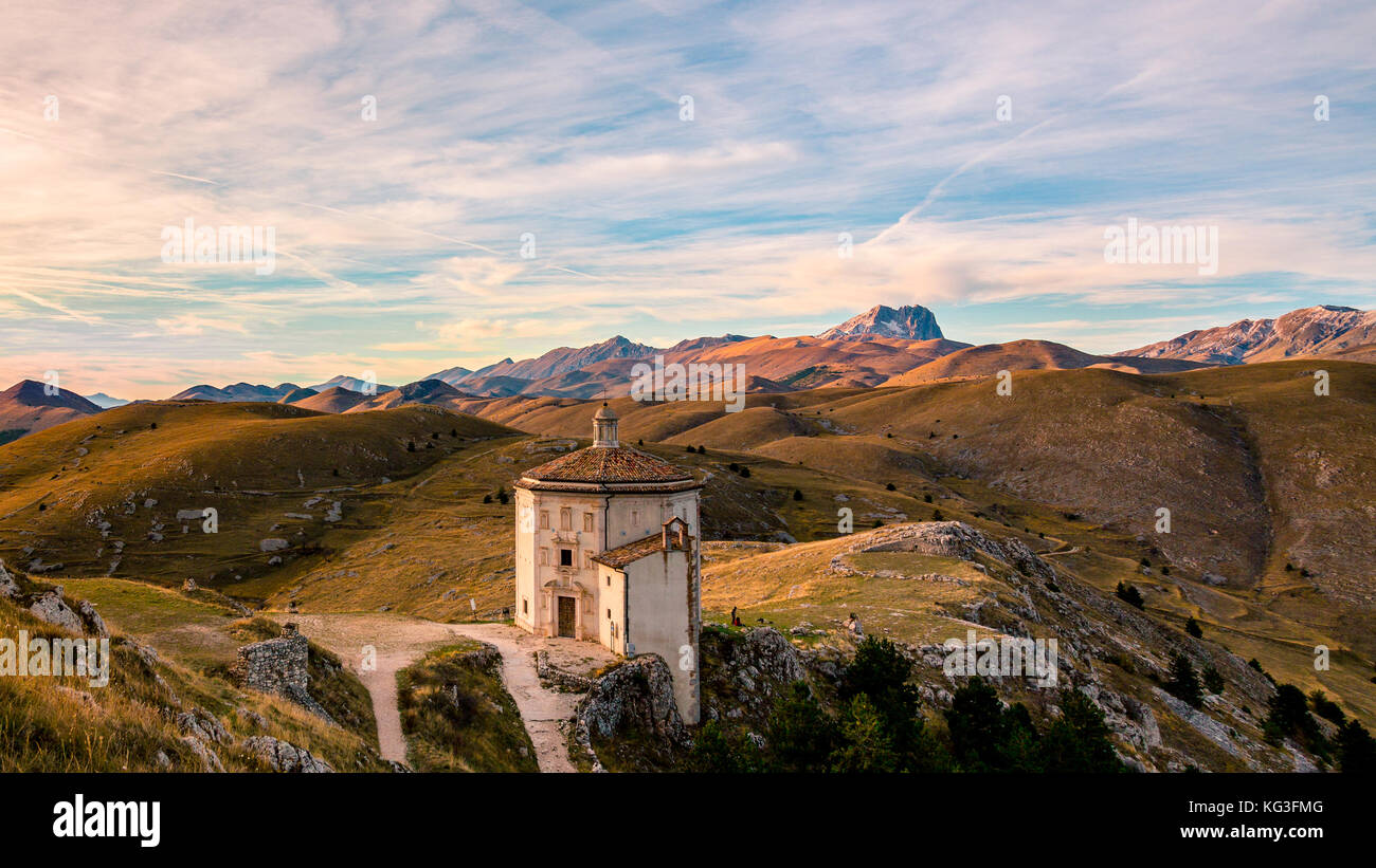 Les collines de la chaîne de montagnes des Apennins de vus de Rocca calascio, avec Santa Maria della Pietà. Banque D'Images