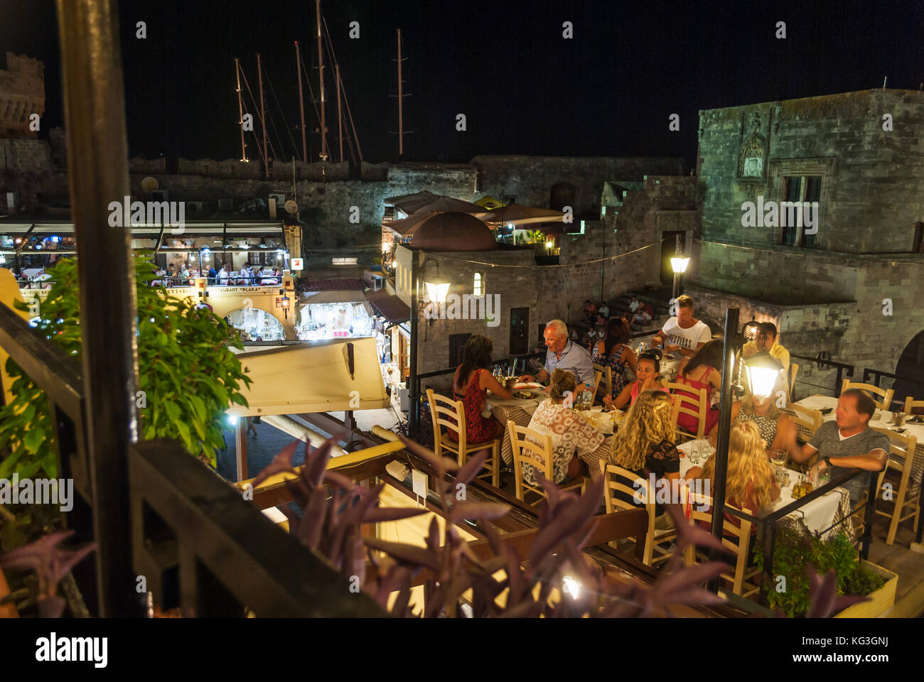 Rhodes, Grèce - le 29 août 2015 : dîner dans un restaurant de la vieille ville de Rhodes, la nuit photo Banque D'Images