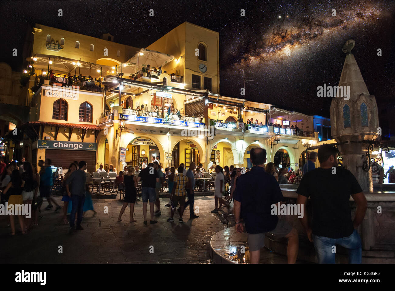 Rhodes, Grèce - le 29 août 2015 : dîner dans un restaurant de la vieille ville de Rhodes, la nuit photo Banque D'Images