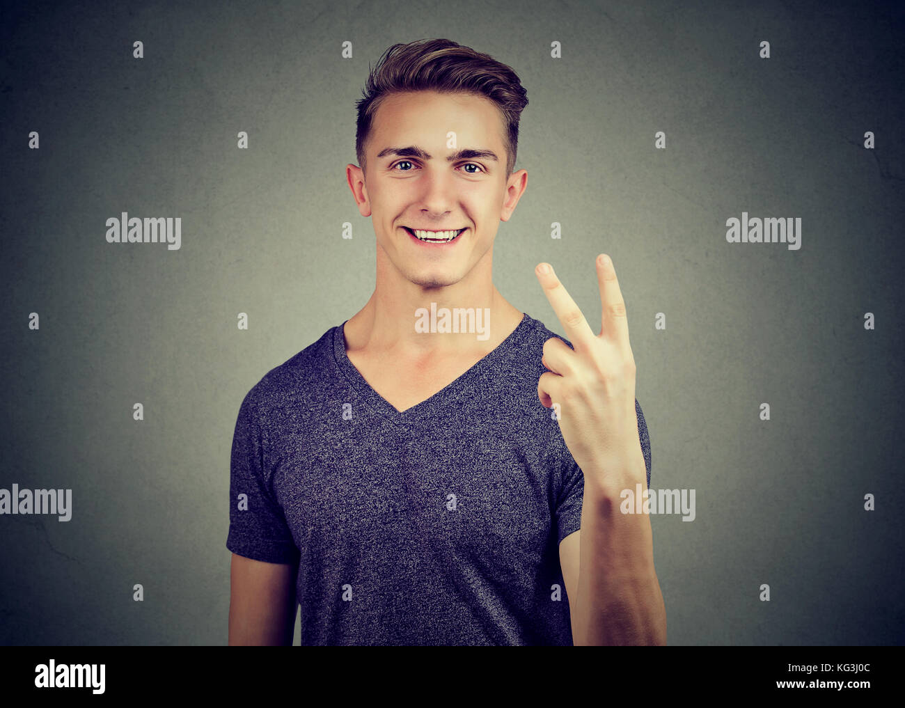 Handsome cheerful man v-sign. Banque D'Images