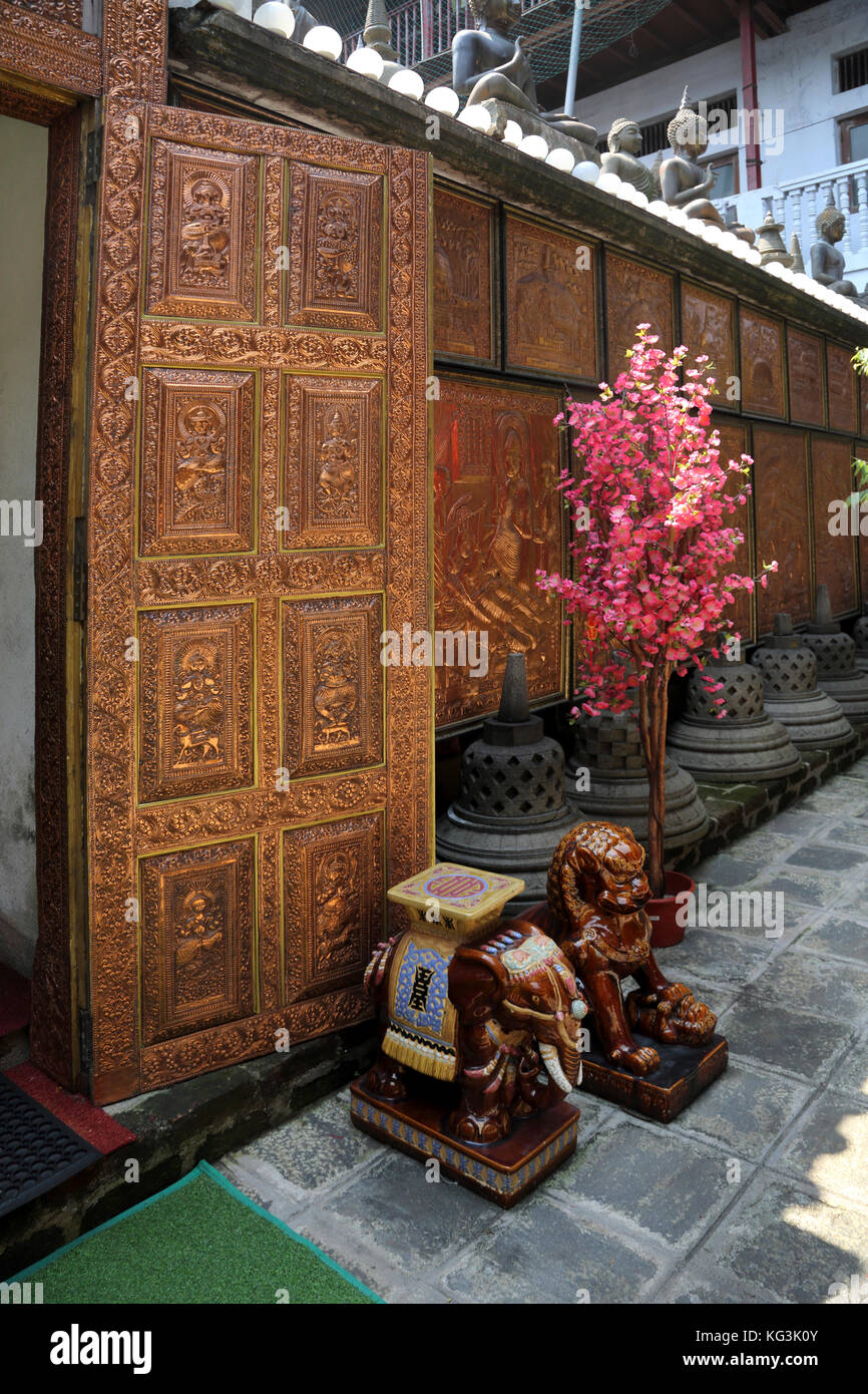 Colombo Sri Lanka l'île des esclaves Temple Gangaramaya cuivre sculpté panneaux avec des représentations de Bouddha Banque D'Images