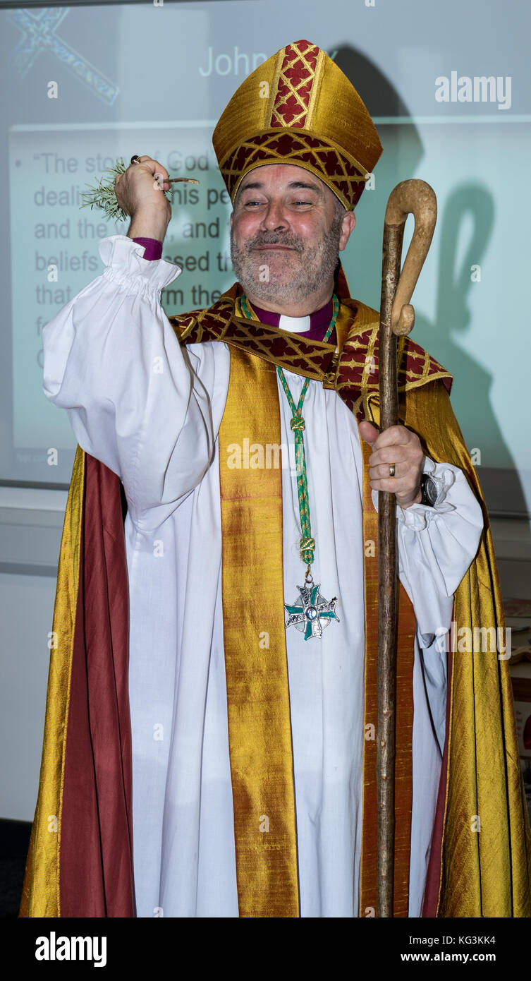 Très Révérend stephen cottrell, Seigneur évêque de Chelmsford dans l'essex. diffusion de l'eau bénite comme une bénédiction. un évêque de l'église d'angleterre Banque D'Images