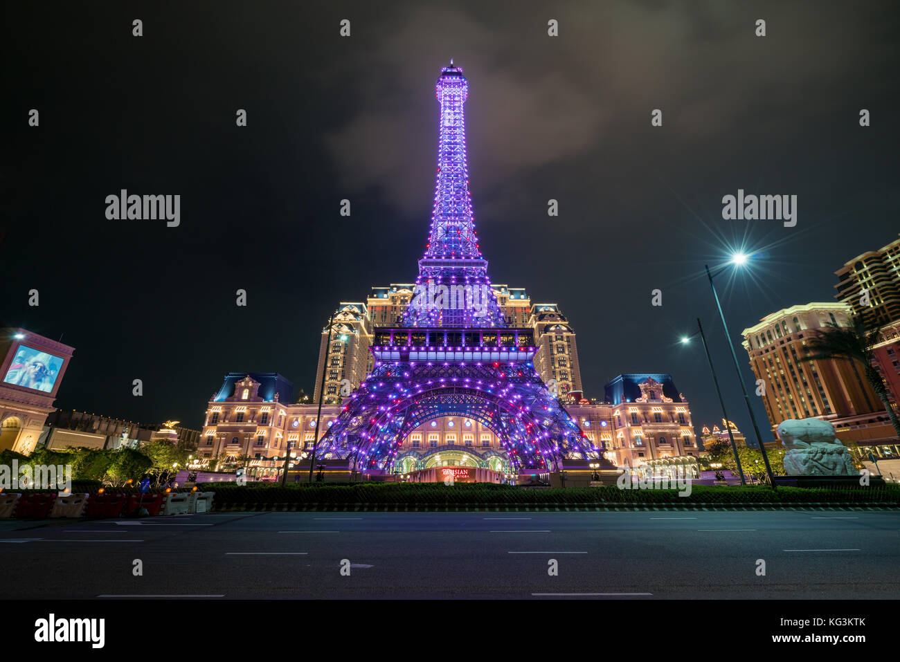 Macao, Chine - 15 octobre 2017 : vue en perspective de la Tour Eiffel rose de Macao, icône du Parisien, un luxueux Resort Hotel Casino à Cotai Strip propriété de l Banque D'Images Macao, Chine - 15 octobre 2017 : vue en perspective de la Tour Eiffel rose de Macao, icône du Parisien, un luxueux Resort Hotel Casino à Cotai Strip propriété de l Banque D'Images