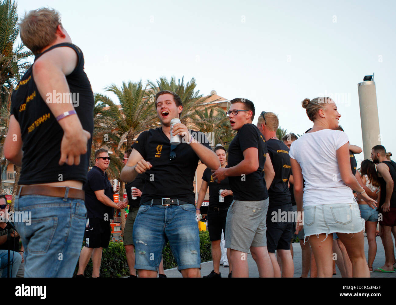 Les gens de boire et de profiter sur la plage d'Arenal à Majorque, Îles Baléares de l'Espagne. Banque D'Images