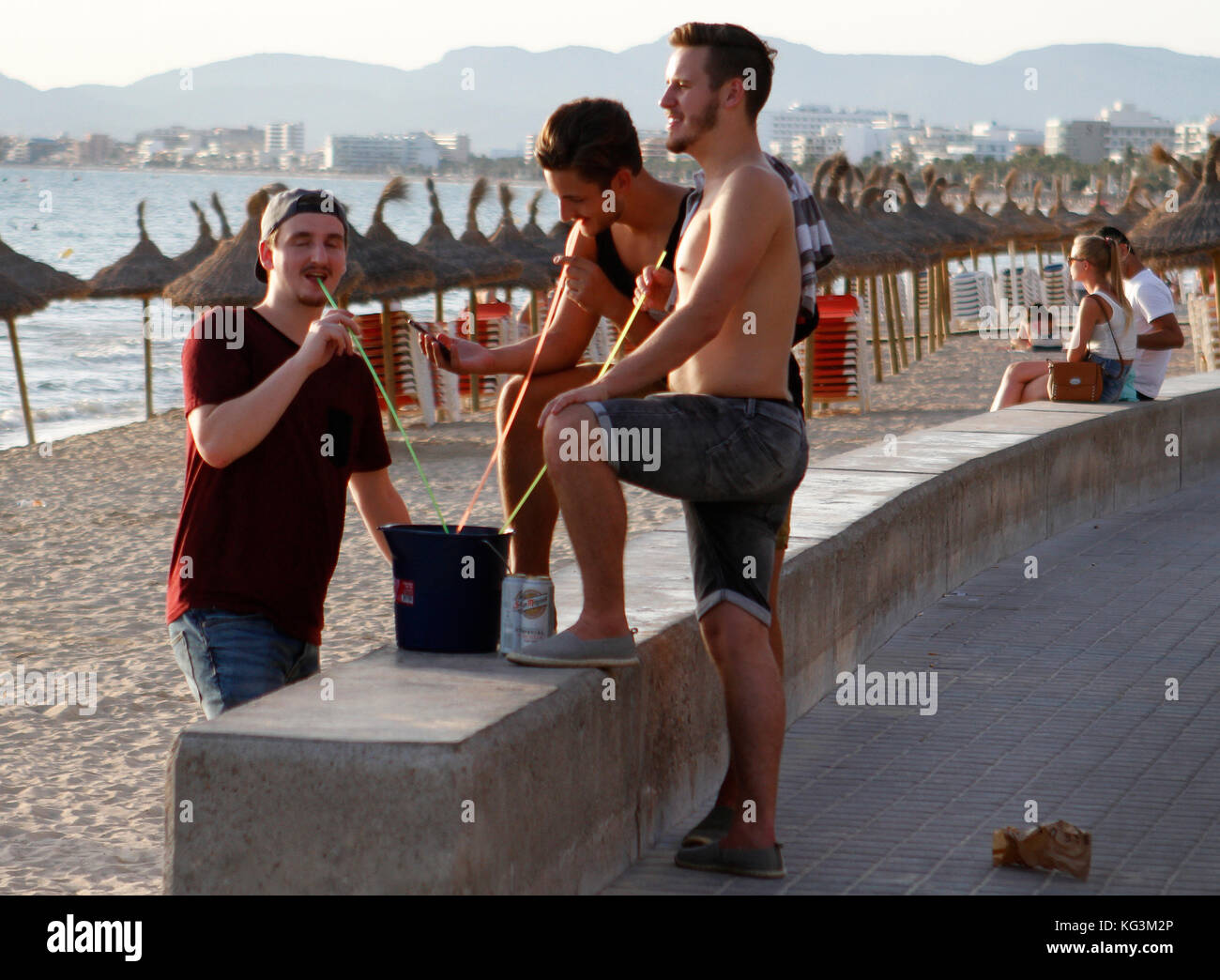 Les gens de boire et de profiter sur la plage d'Arenal à Majorque, Îles Baléares de l'Espagne. Banque D'Images
