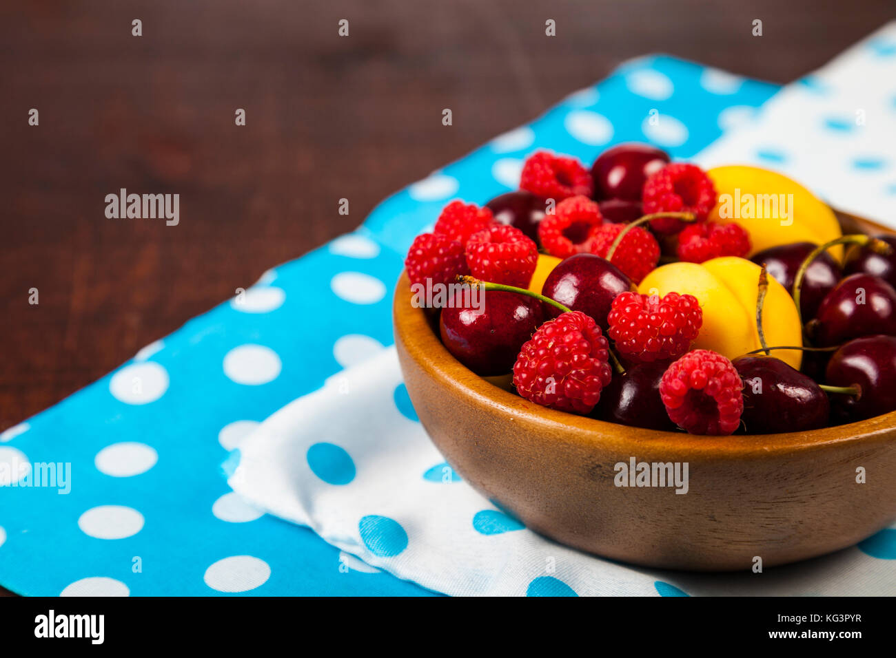 Les baies mûres dans une assiette sur une table en bois. délicieux et sain dessert close-up, régime alimentaire sain. Banque D'Images