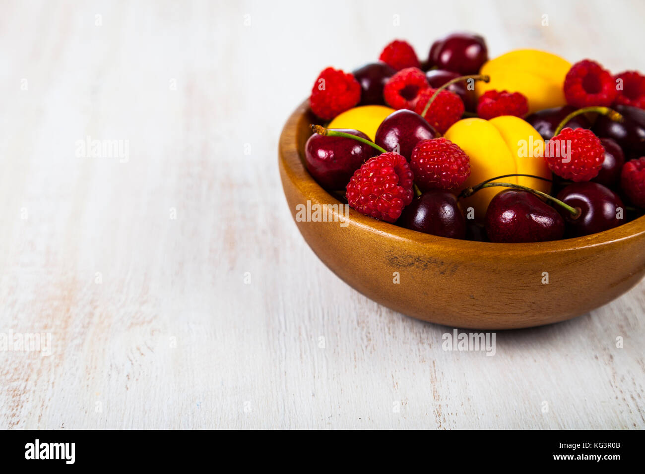 Les baies mûres dans une assiette sur une table en bois. délicieux et sain dessert close-up, régime alimentaire sain. Banque D'Images