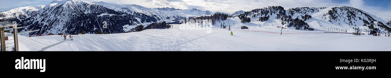 Pyrénées, Andorre - février 10, 2017 : panorama de la pente de ski, les Pyrénées en Andorre journée d'hiver ensoleillée. Banque D'Images