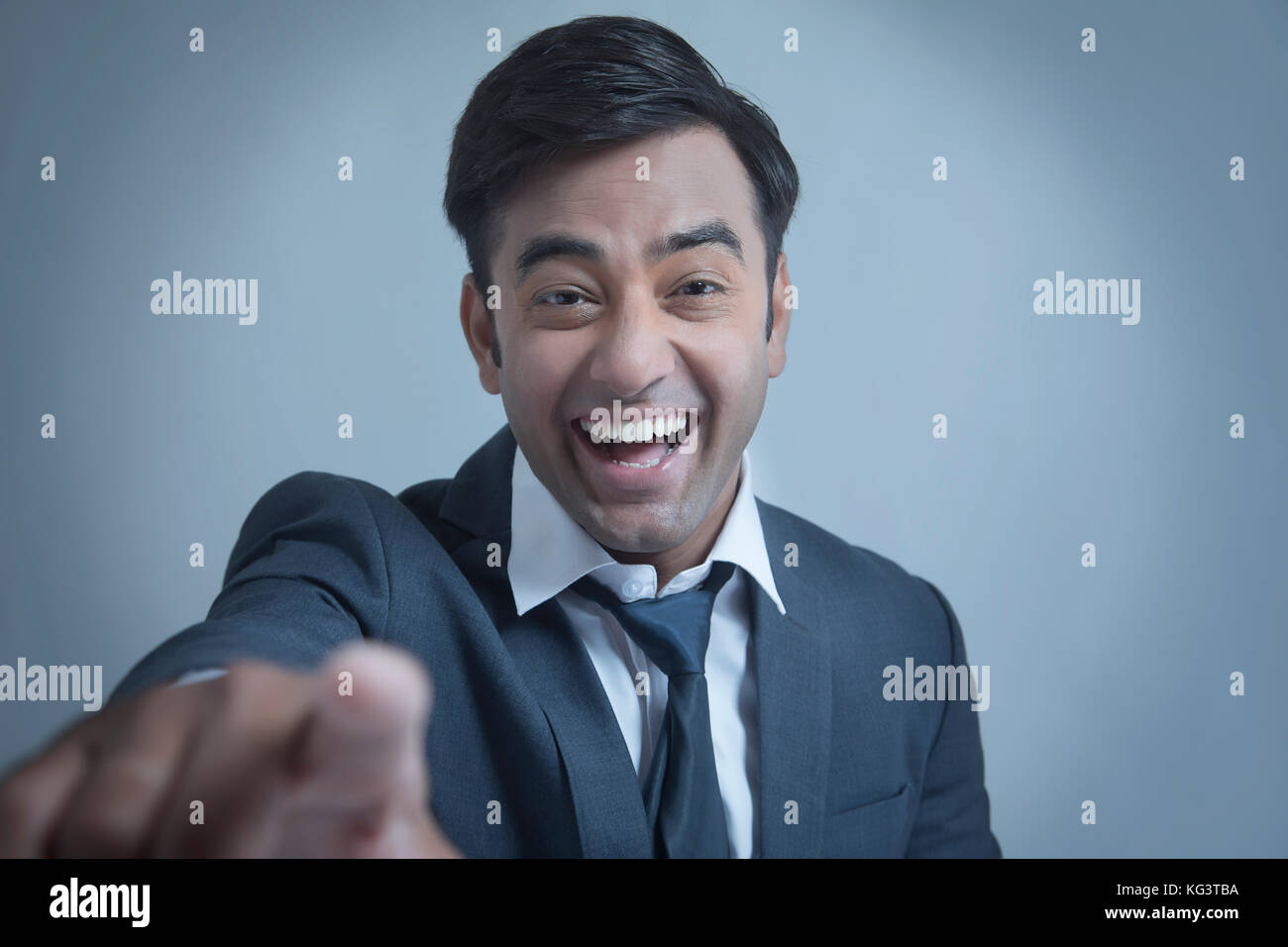 Young man pointing at camera Banque D'Images