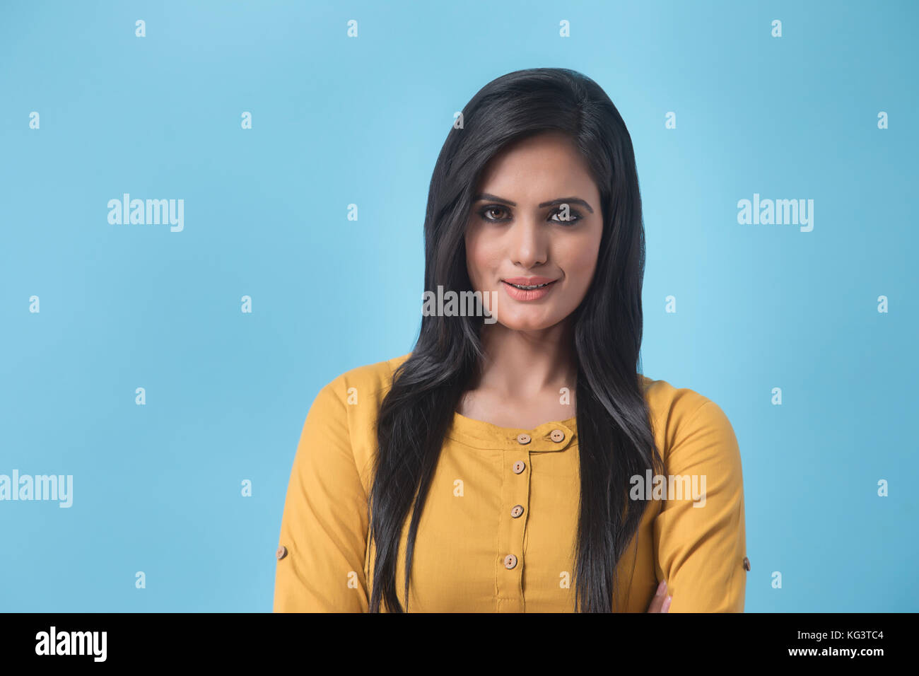 Portrait of young woman smiling Banque D'Images