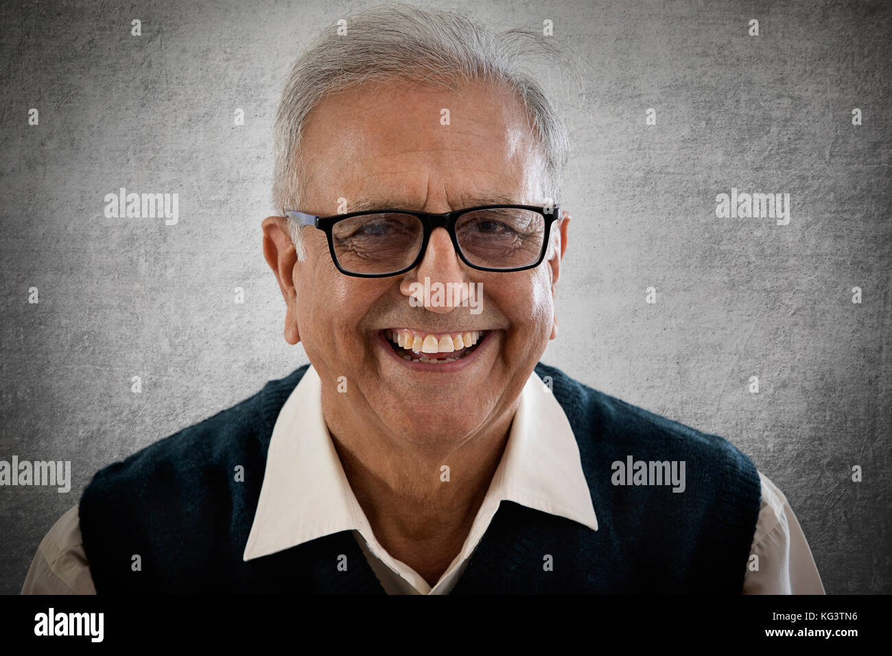 Portrait of smiling un homme âgé portant des lunettes Banque D'Images