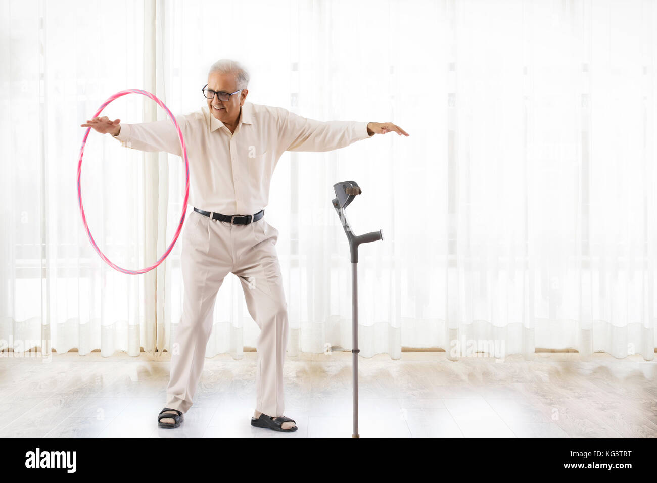 Senior man exercising with hoopla hoop Banque D'Images