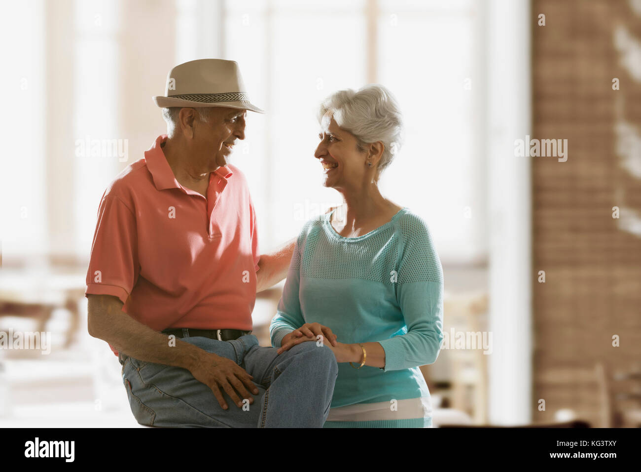 Happy senior couple sitting ensemble et parler Banque D'Images