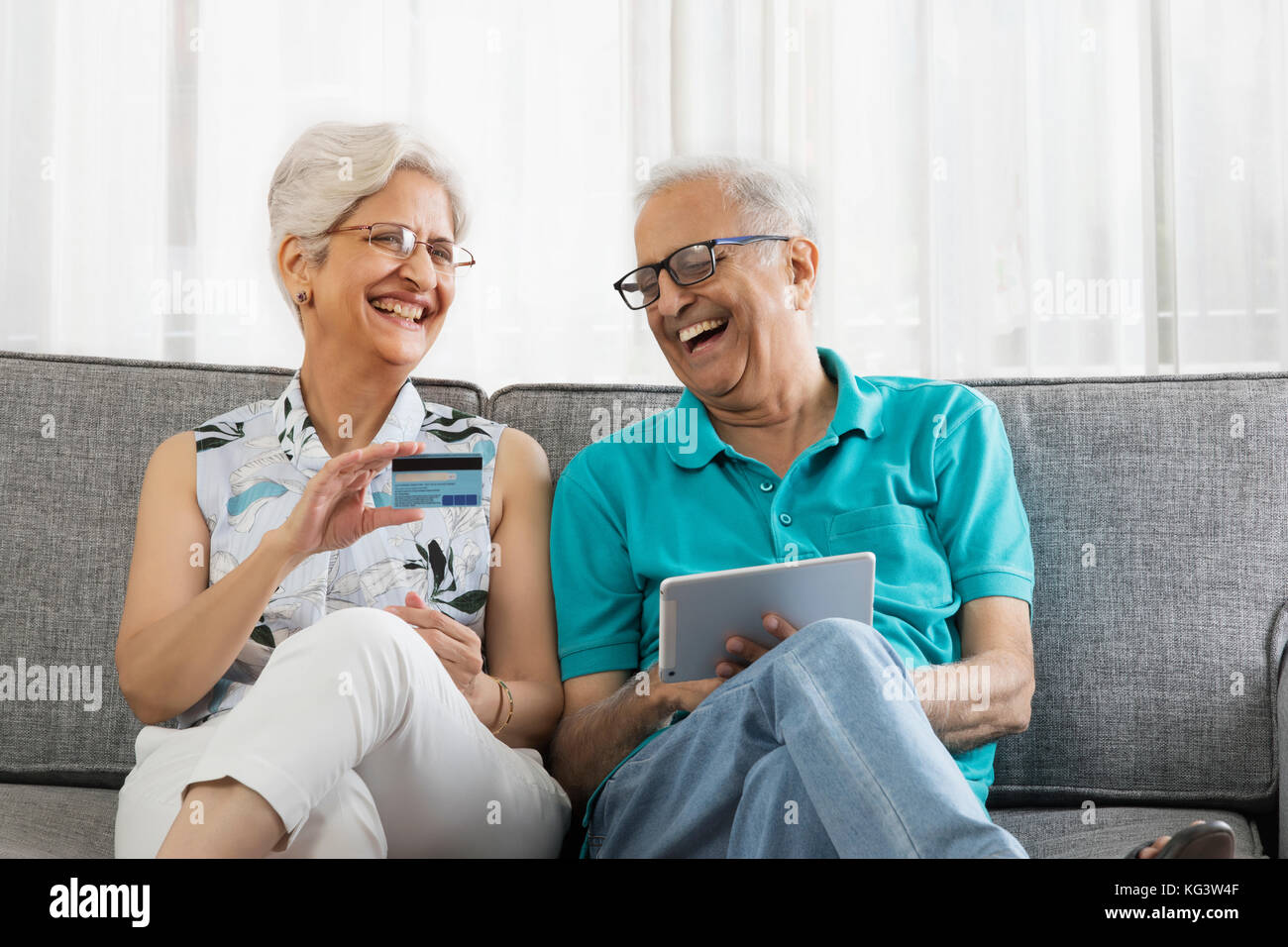 Happy senior couple shopping online par carte de crédit on digital tablet Banque D'Images
