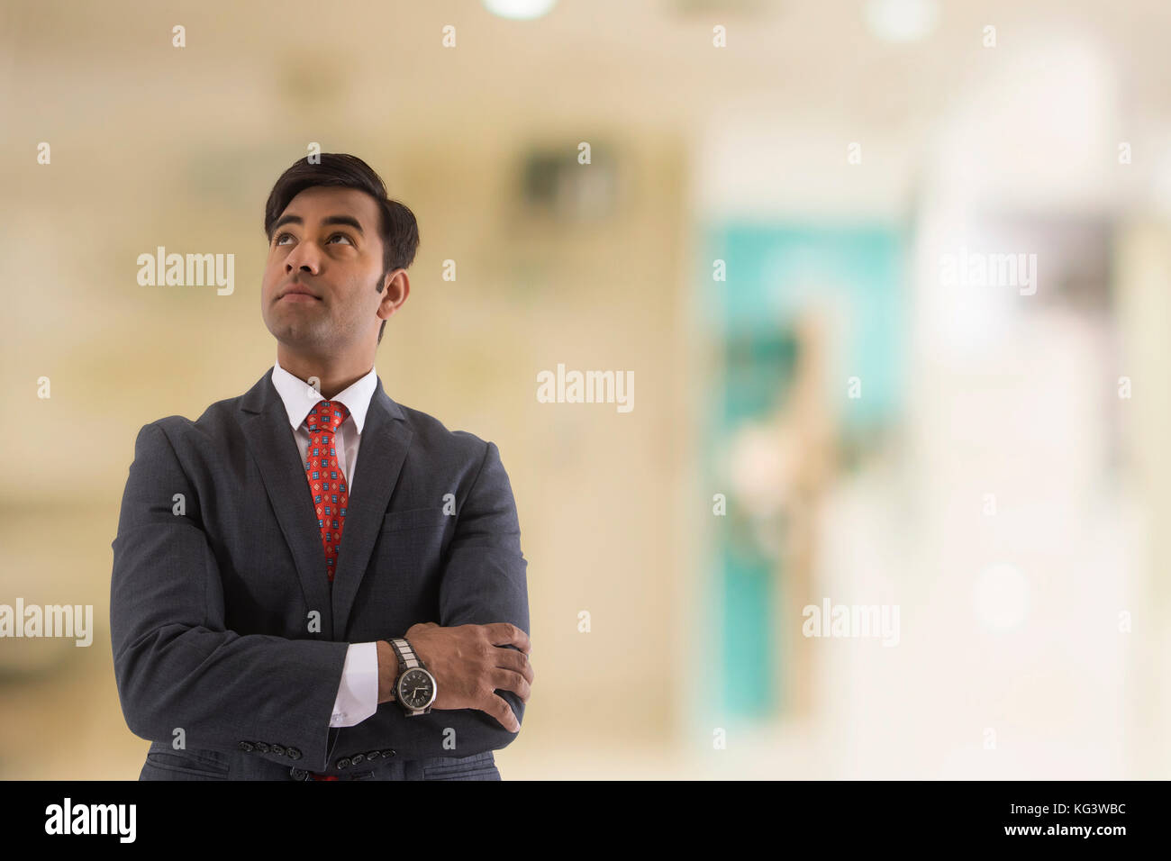 Portrait of businessman looking up Banque D'Images