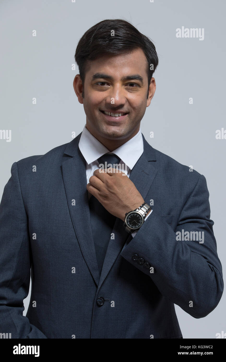 Portrait of smiling businessman in suit Banque D'Images