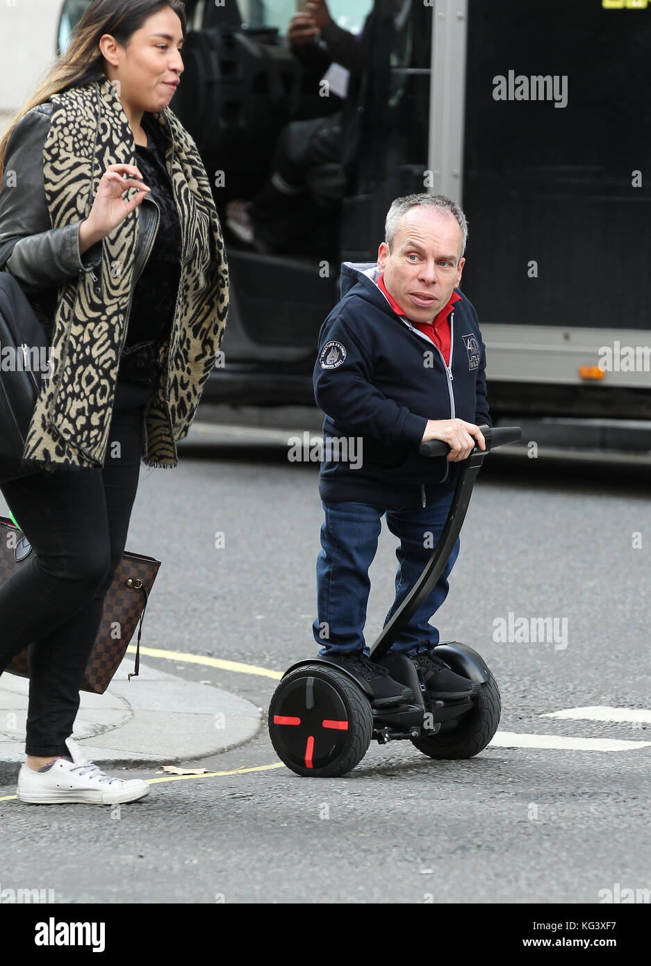 LONDON - OCT 30, 2017 : l'acteur Warwick Davis vu à la BBC à Londres Banque D'Images