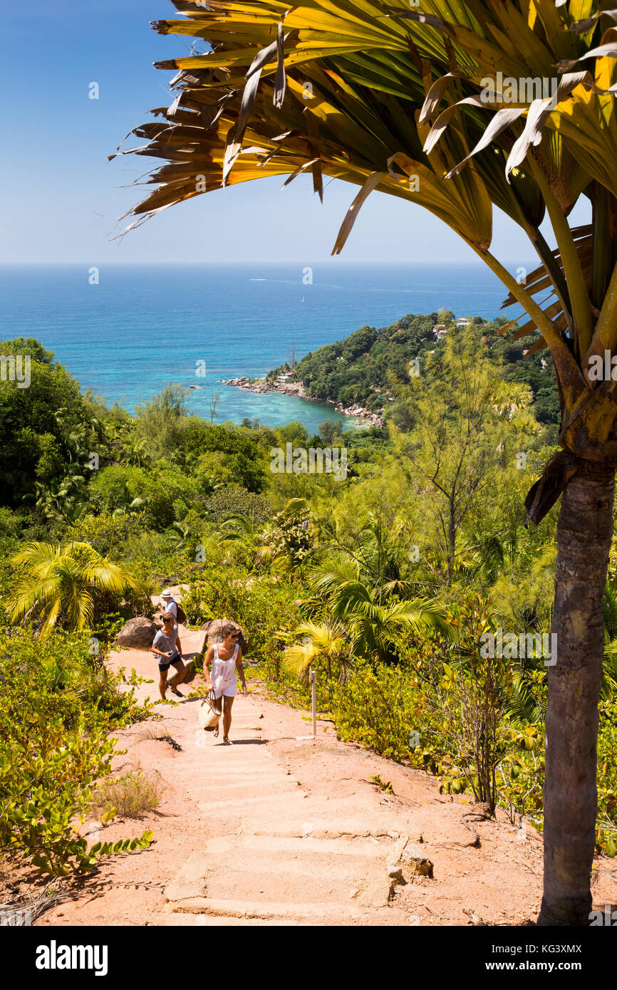 Les Seychelles, Praslin, Anse Marie-Louise, Fond Ferdinand réserve naturelle, les touristes au sommet du chemin d'escalade Banque D'Images