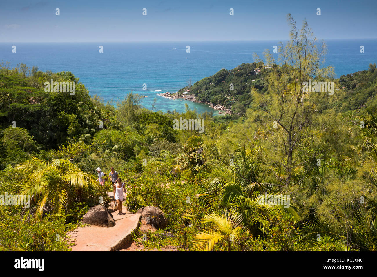 Les Seychelles, Praslin, Anse Marie-Louise, Fond Ferdinand réserve naturelle, les touristes au sommet du chemin d'escalade Banque D'Images