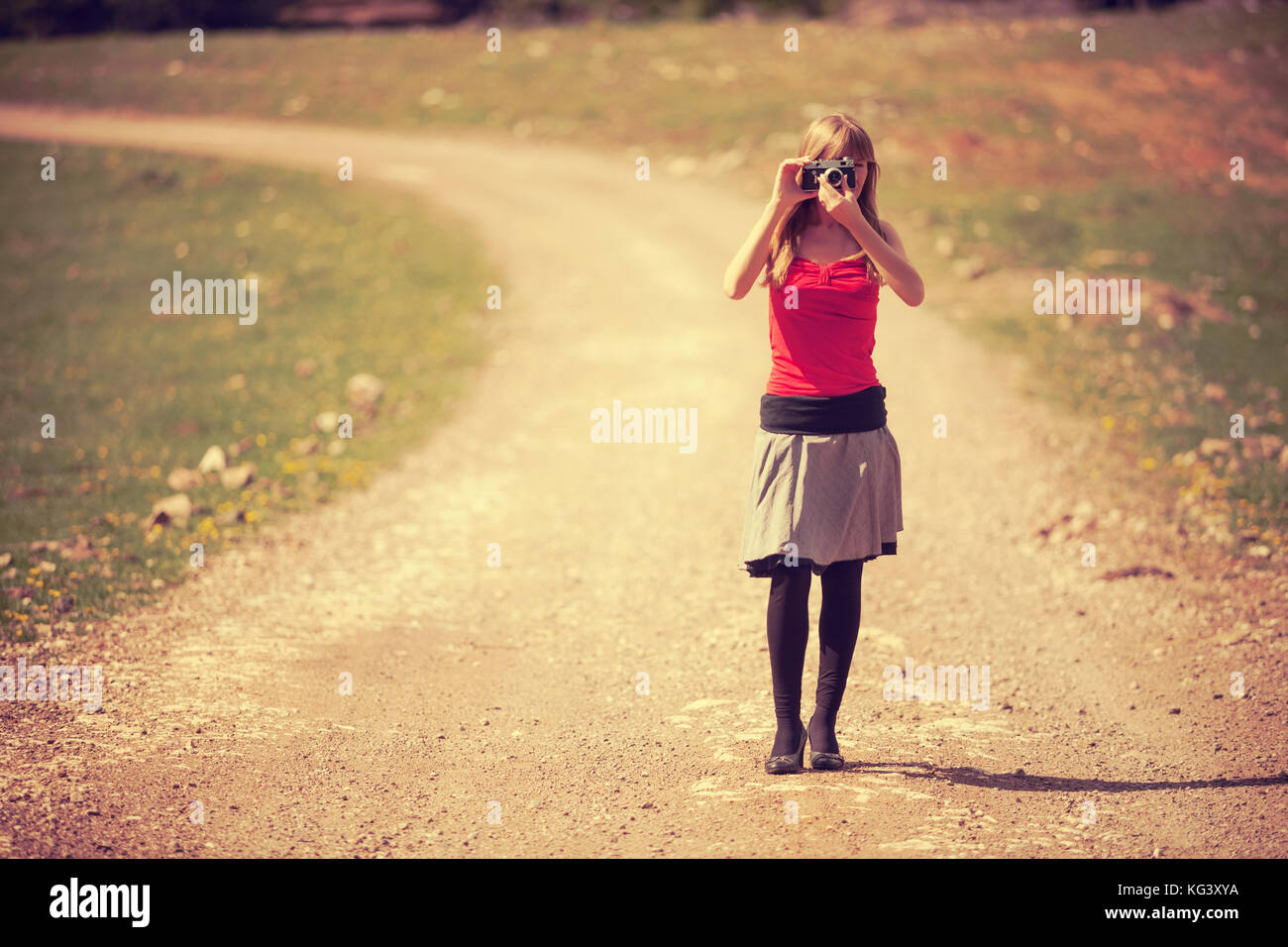 Woman taking photo on country road, tons intentionnellement. Banque D'Images