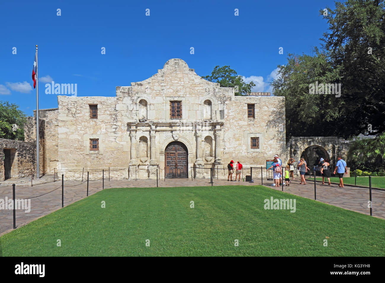 Touristes à l'Alamo à San Antonio, Texas; SAN ANTONIO, TEXAS - AOÛT 6 2017: Touristes visitant la chapelle de la Mission d'Alamo, l'ancien Mui—n. Banque D'Images