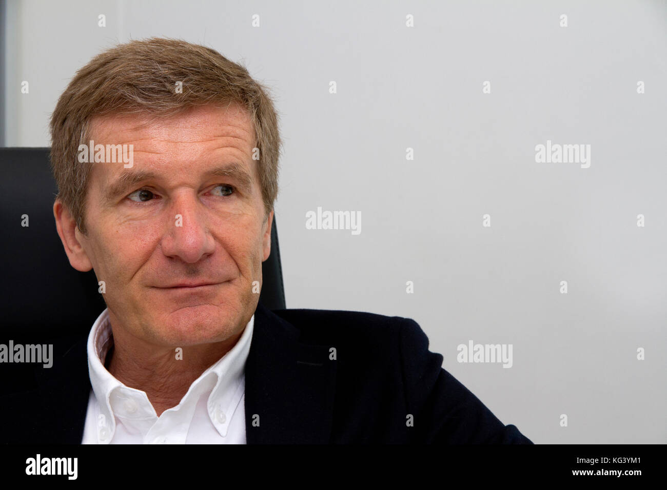 Ex coureur Formule 1 Thierry Boutsen dans son bureau à Monaco Ville Banque D'Images