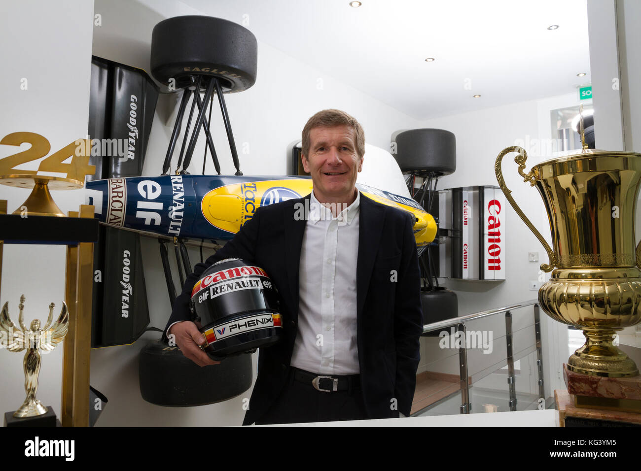 Ex coureur Formule 1 Thierry Boutsen debout à côté de la voiture de Formule 1 qui ont contribué à sa première victoire avec Williams en 1989. Banque D'Images