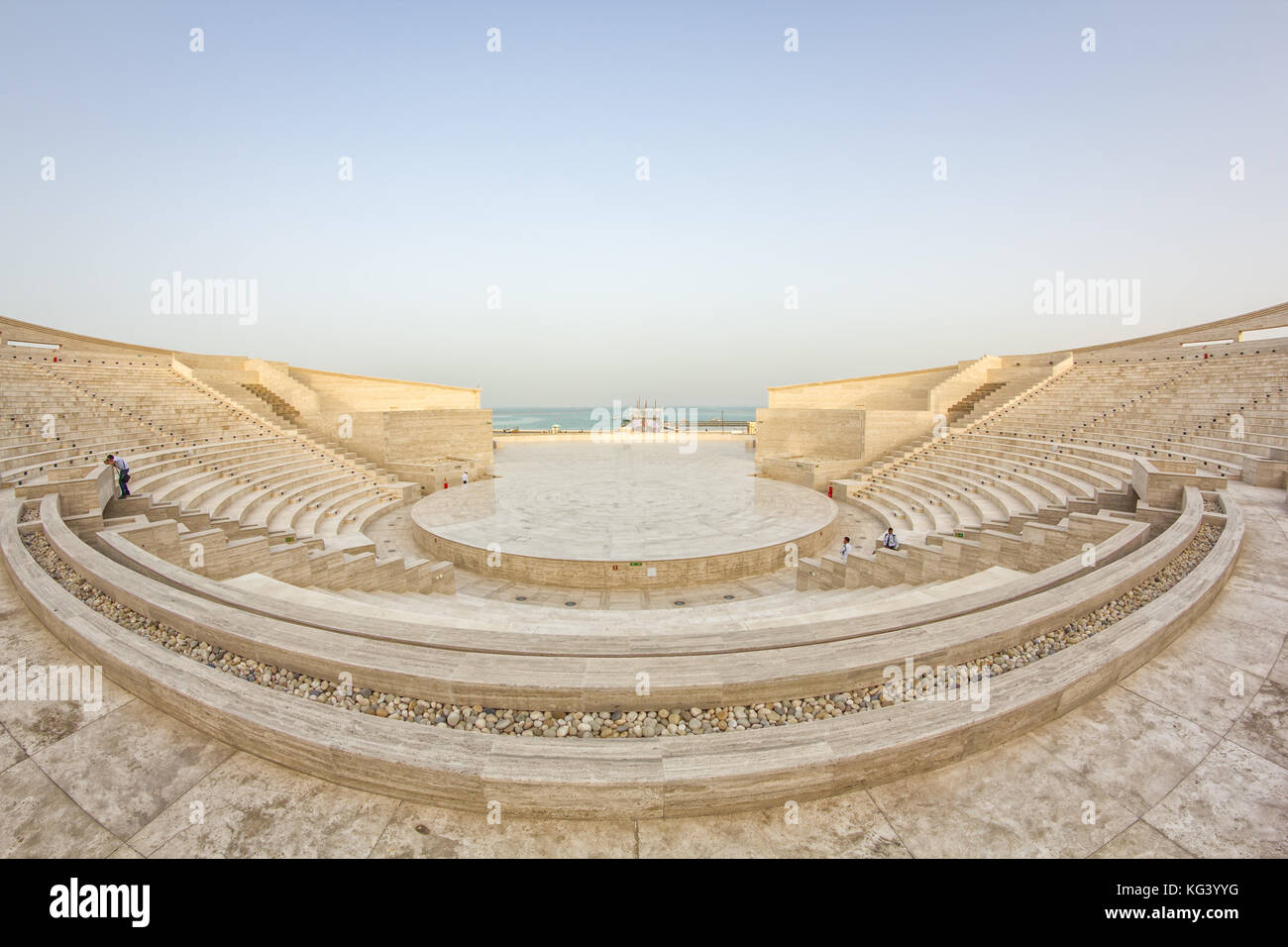 L'amphithéâtre de Katara Cultural Village, Doha Qatar vue panoramique en plein jour avec du golfe Arabe en arrière-plan Banque D'Images