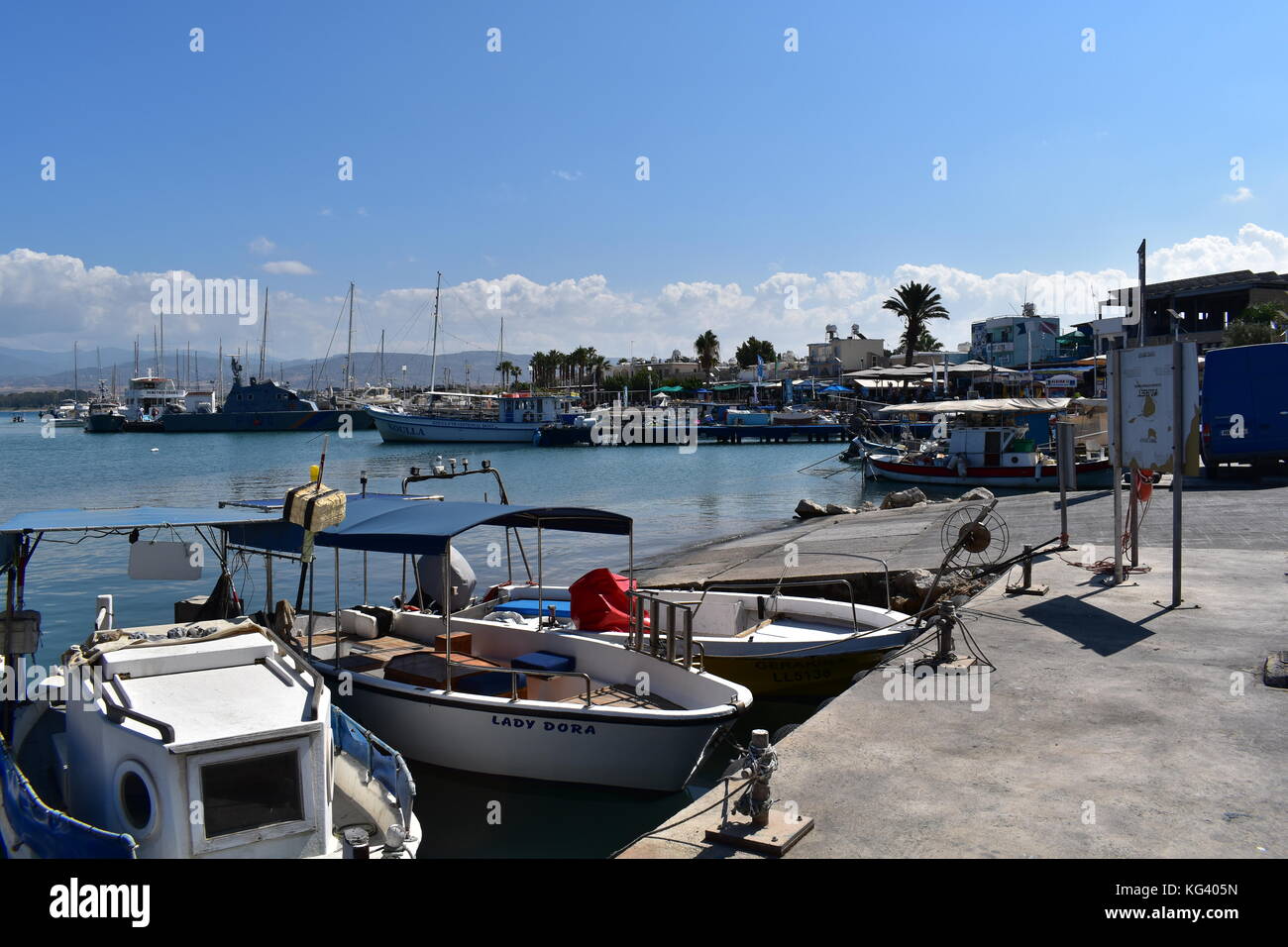 Bateaux au port de latchi pittoresque près de Polis chrysochou dans le district de Paphos à Chypre. Banque D'Images