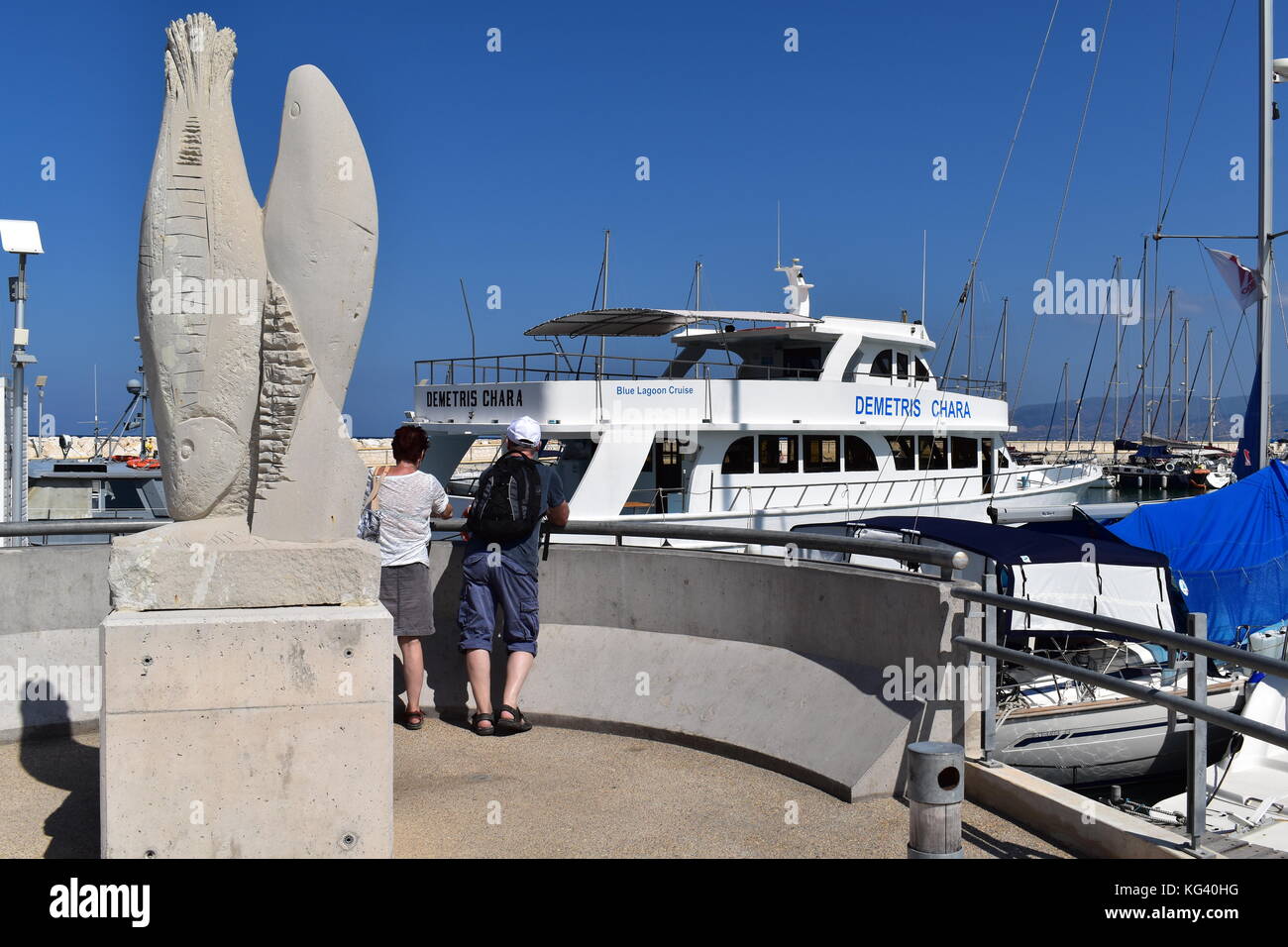 Sculptures de poissons et des bateaux dans le petit port de latchi près de Polis chrysochou dans le district de Paphos à Chypre. Banque D'Images