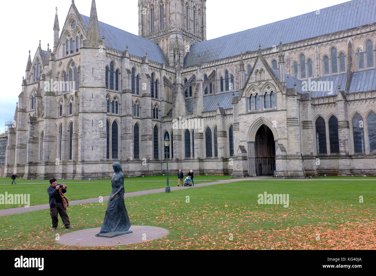 Un touriste prend une photo à l'extérieur de la cathédrale de Salisbury Banque D'Images