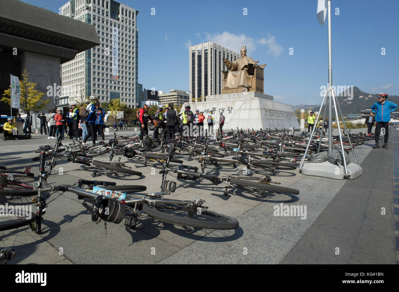 Rencontrez vélo en face de la statue du Roi Sejong le 15e c règle accrédité avec la création de la langue coréenne et d'encourager les découvertes scientifiques Banque D'Images