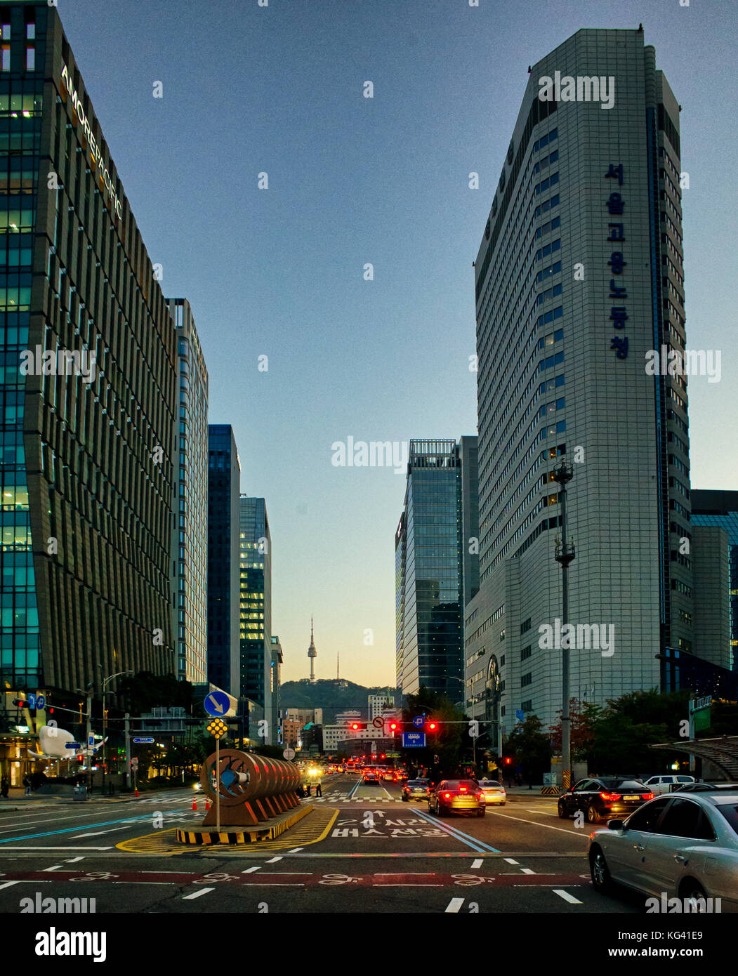 Séoul, Corée du Sud : vue le long d'une des principales rues centrales de monter Mongmyeoksan (270m) et la tour de télécommunications de Namsan ouvert aux touristes. Banque D'Images