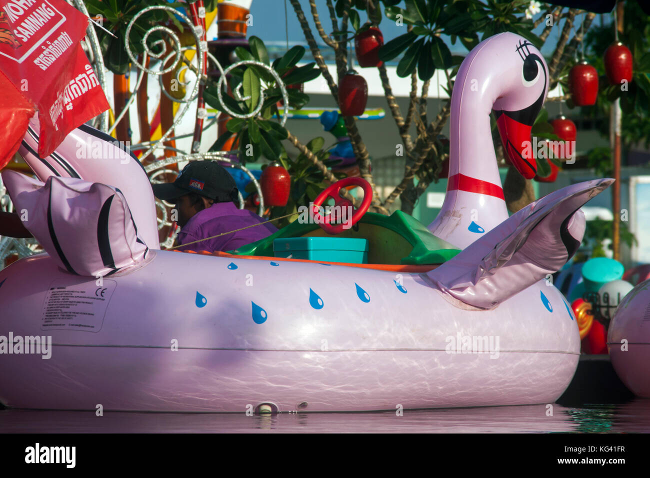 Un grand canard en plastique rose gonflable seves comme une ride pour les enfants dans un parc d'attractions sur l'île de ko pech à Phnom Penh, Cambodge. Banque D'Images