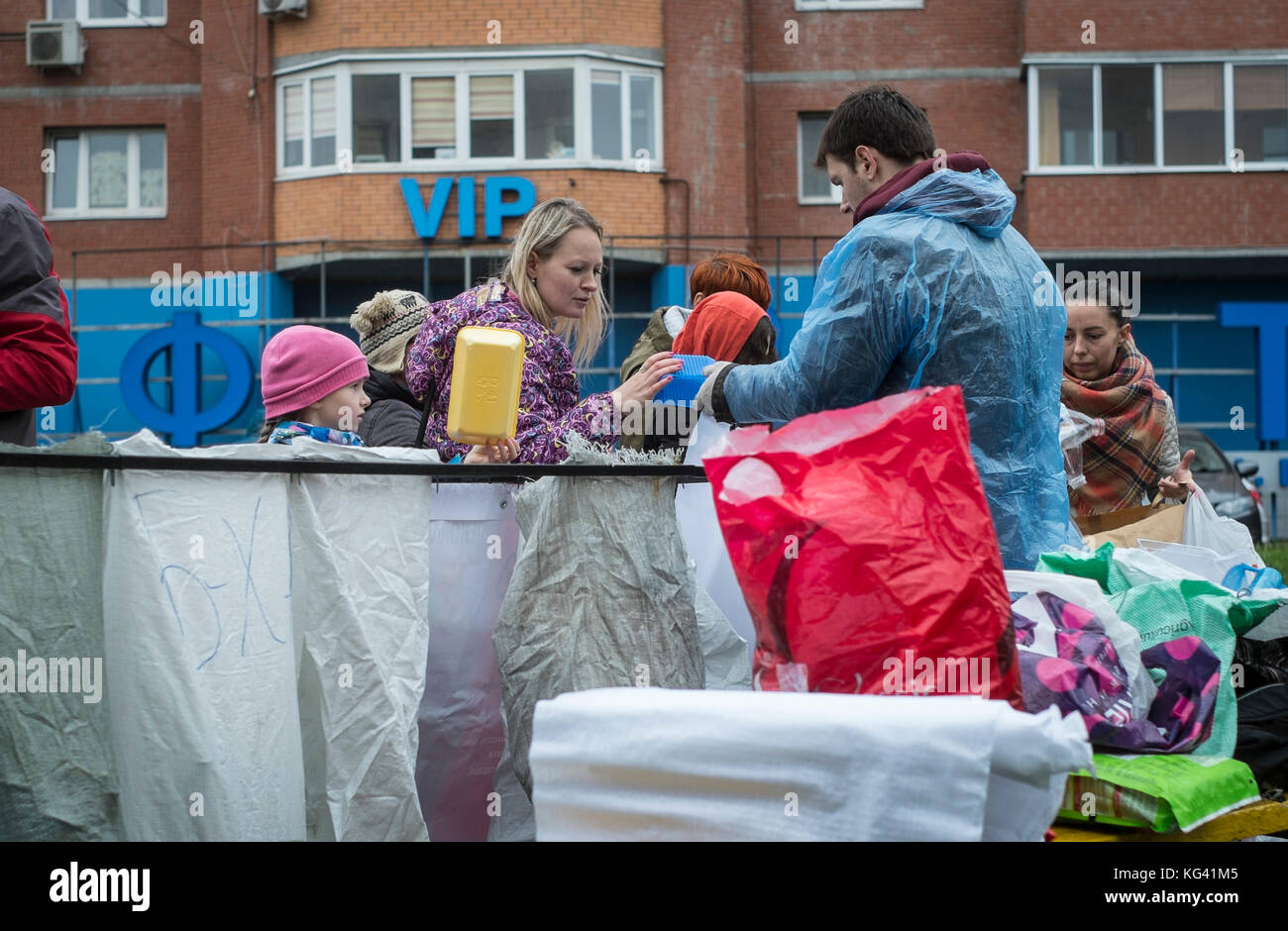 Des volontaires collectent les déchets ménagers pour les recycler sur une place de la ville de Zheleznodorozhny, province de Moscou, Russie. Les habitants ont trié leurs déchets à l'avance chez eux au cours des semaines précédentes et peuvent les laisser dans des sacs ou des conteneurs séparés ici, pour les transporter et les recycler ailleurs. Pour l’instant, les bénévoles viennent ici une fois par mois, mais l’idée gagne en popularité. Le tri des déchets est encore rare en Russie, où environ 90 % des déchets ménagers finissent dans d’énormes décharges à ciel ouvert. Banque D'Images