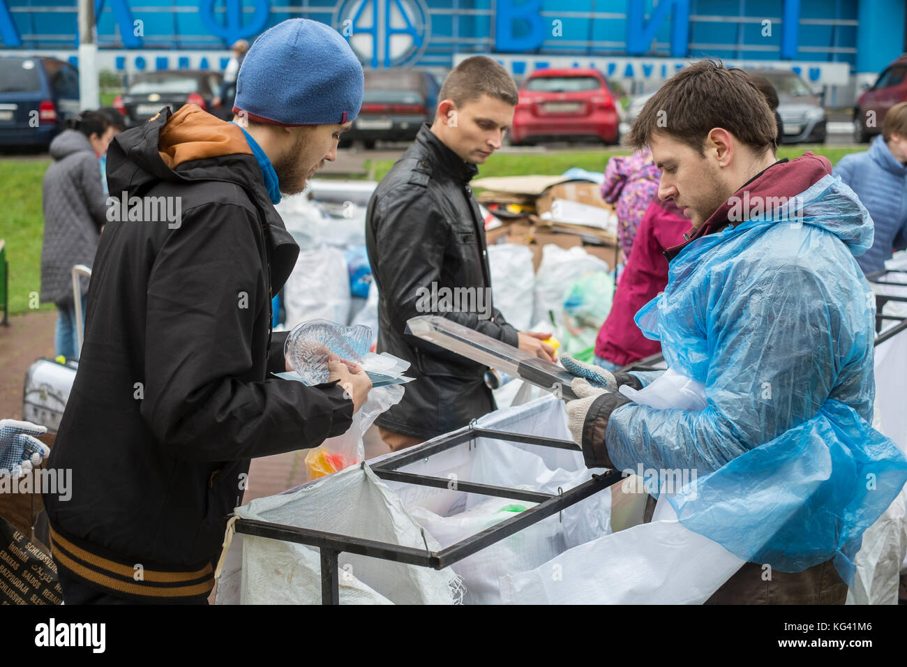 Les bénévoles recueillent les déchets ménagers pour le recyclage sur une place de la ville de zheleznodorozhny, province de Moscou, Russie. Les habitants locaux ont trié leurs déchets à l'avance à des semaines précédentes et la possibilité de les déposer dans des sacs ou conteneurs ici, pour le transport et le recyclage ailleurs. pour l'instant, les volontaires viennent ici une fois par mois, mais l'idée gagne en popularité. le tri des déchets est encore rare en France, où quelques quatre-vingt-dix pour cent des déchets ménagers se retrouve à l'occasion d'un grand, ouvert des décharges. Banque D'Images