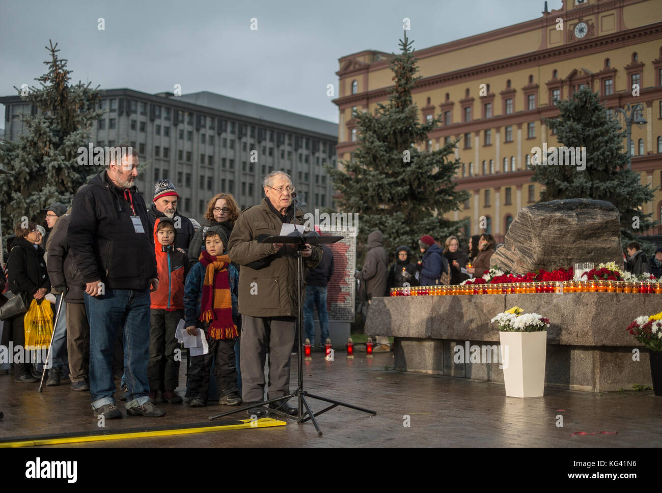 Vétéran des droits humains sergei kovalyov lire les noms des personnes tuées lors de l'ère communiste. il a été l'un des plus de 5 000 personnes qui ont pris part à une cérémonie à la place loubianka à Moscou le 29 octobre 2017, pour commémorer les victimes de la terreur politique. pendant douze heures, les gens lisent des noms de ceux qui ont été killled ou ont disparu, en particulier à la hauteur de la terreur stalinienne en 1937-1938. Dans la seule ville de Moscou, plus de 30 000 personnes ont été assassinées. lire les noms des victimes est devenu une tradition annuelle depuis 2007. Banque D'Images