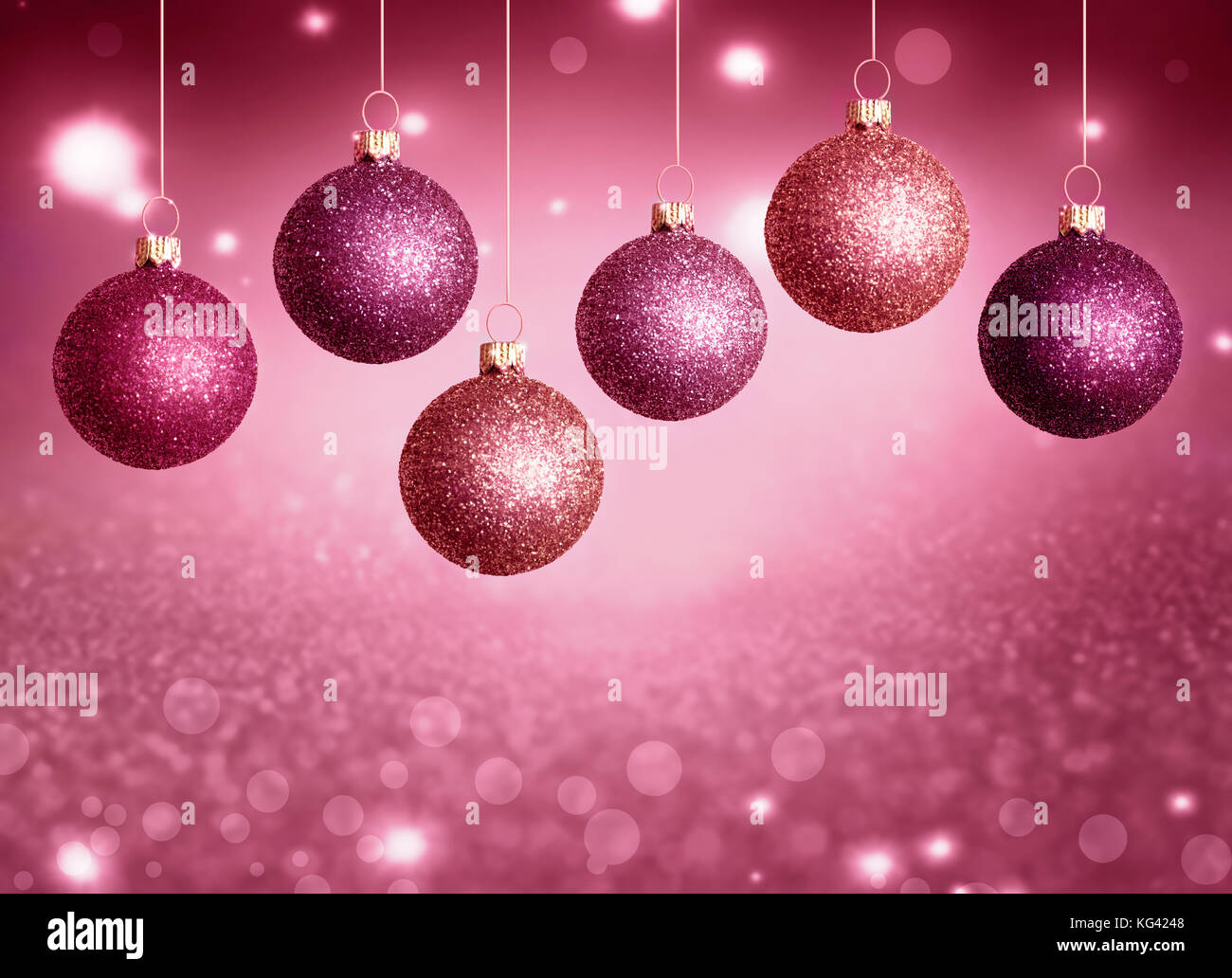 Boules de Noël suspendues avec copie espace. Décoration de Noël. Banque D'Images