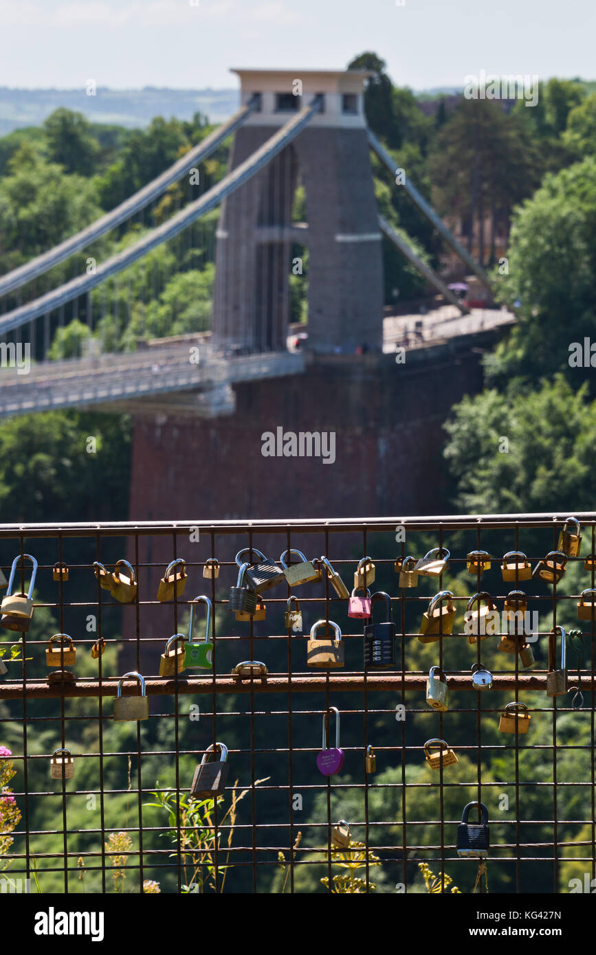 Une vue de pont suspendu de Clifton, Somerset, à partir de l'Observatoire sur un jour étés amoureux avec cadenas attachés à la clôture. au premier plan. Banque D'Images