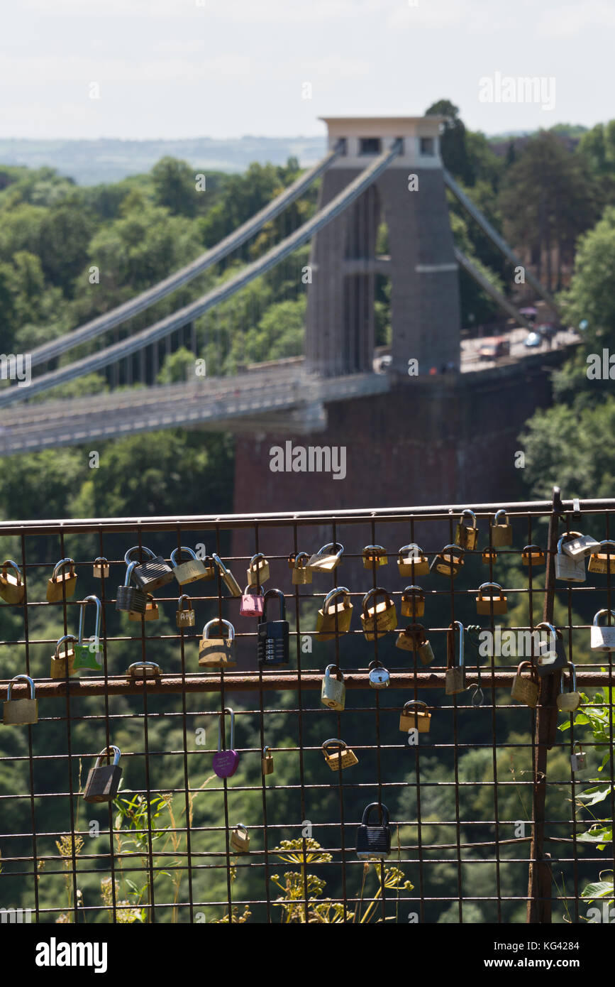 Une vue de pont suspendu de Clifton, Somerset, à partir de l'Observatoire sur un jour étés amoureux avec cadenas attachés à la clôture. au premier plan. Banque D'Images