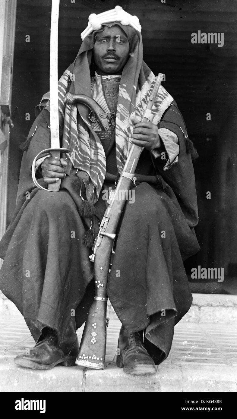 Archive image en noir et blanc d'un Bédouin soldat armé d'une carabine, pistolet et épée circa 1920 Banque D'Images