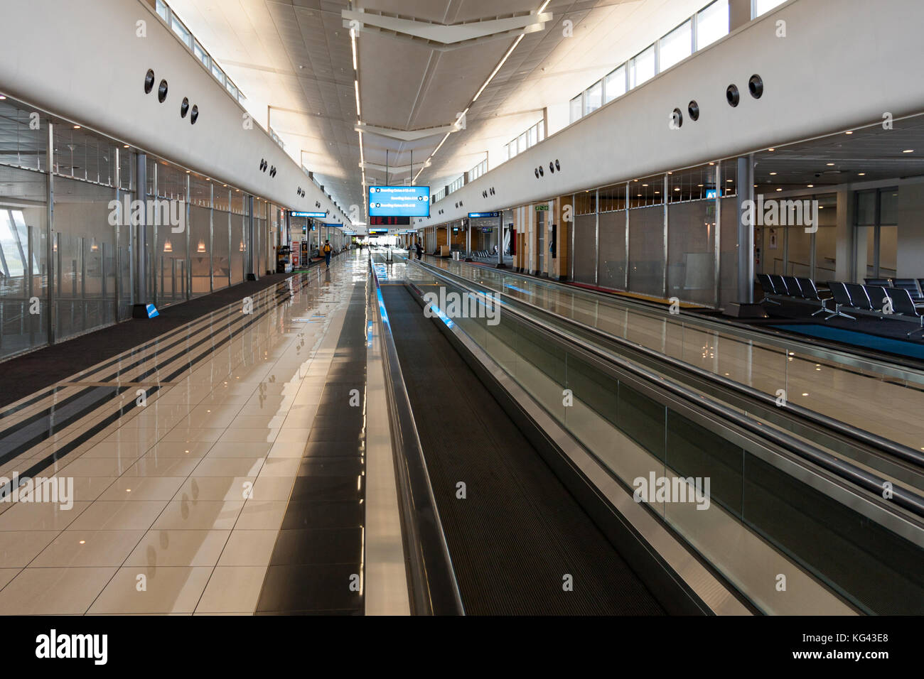 Tapis roulant vide dans le terminal de l'aéroport, l'avion aux portes d'embarquement, salon des départs internationaux, O. R. Tambo International Airport, Johannesburg Banque D'Images