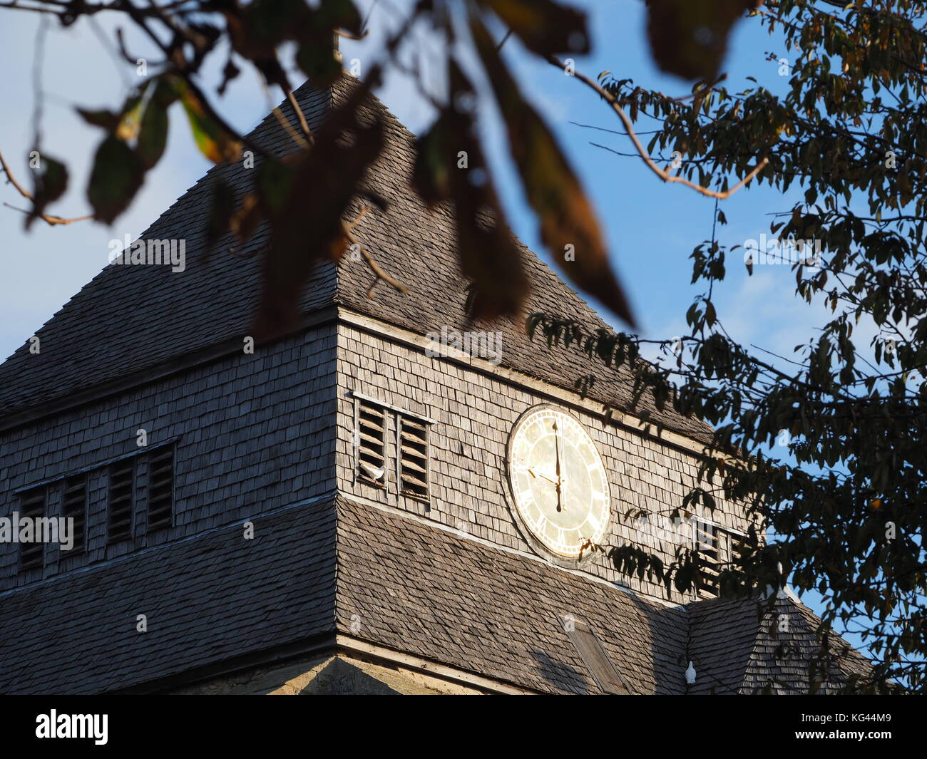 Minster sur mer, Kent, UK. 29Th sep 2017. Météo France : un matin ensoleillé à Minster sur mer. L'horloge de Minster Abbey. Credit : James Bell/Alamy Live News Banque D'Images