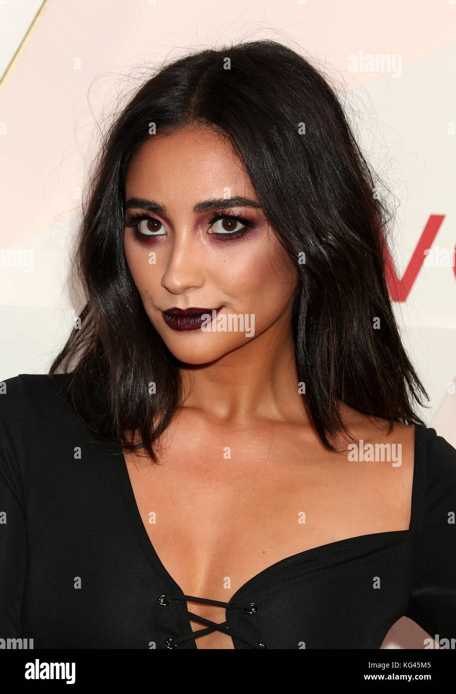 Hollywood, Ca. 2 novembre 2017. Shay Mitchell, aux #REVOLVEAwards de l'hôtel Dream À Hollywood, Californie, le 2 novembre 2017. Crédit: Faye Sadou/Media Punch/Alay Live News Banque D'Images