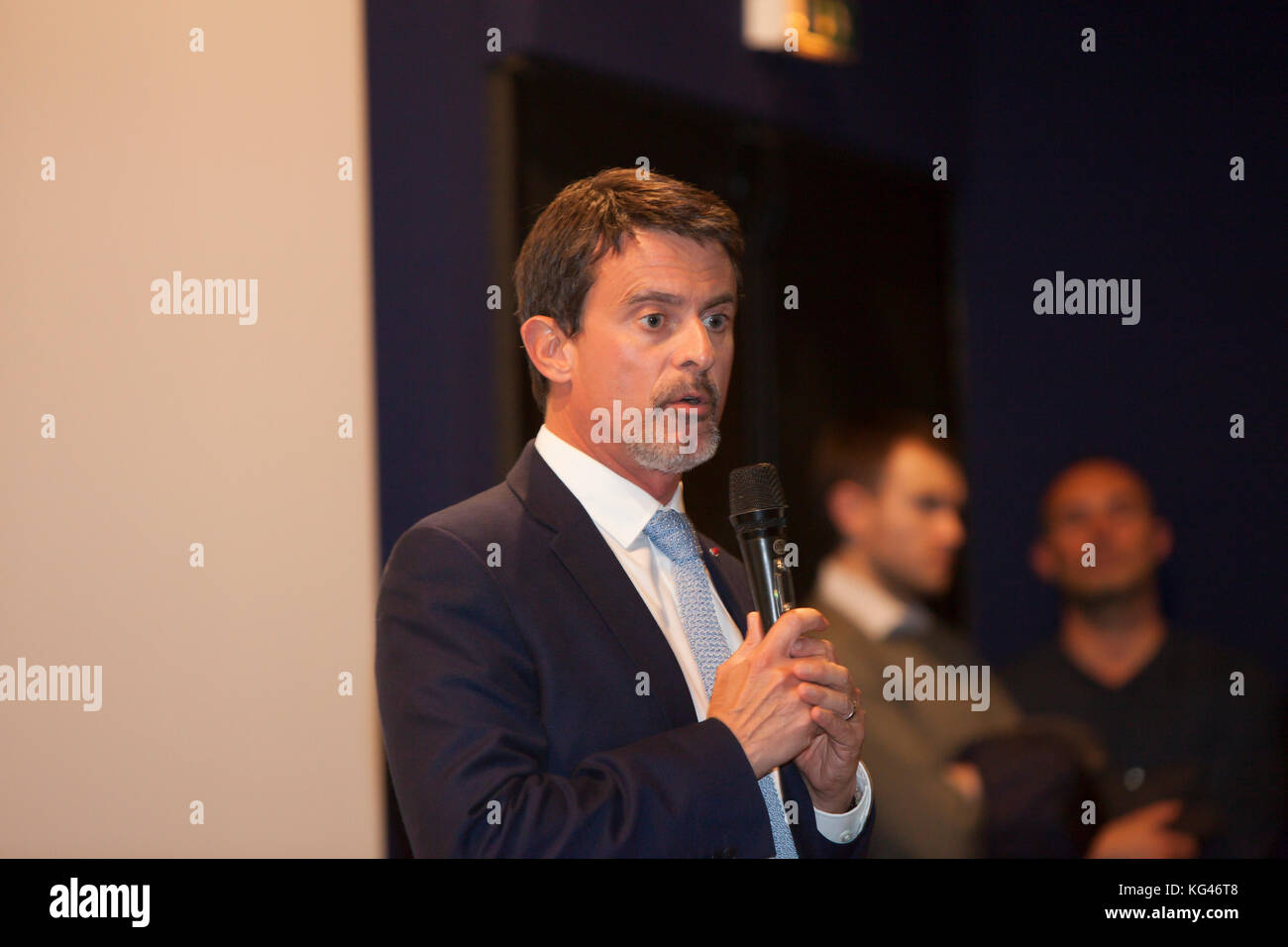 Paris, France. 2Nd nov 2017. manuel valls, en solidarité avec la conférence de l'iraq au Kurdistan saint-germain-des-Prés à Paris Cinéma. Le philosophe Bernard Henri Levy, le maire de Paris anne hidalgo, l'ancien premier ministre manuel valls, l'ancien ministre des affaires étrangères Bernard Kouchner, la journaliste Caroline Fourest, ainsi que le président de l'Institut kurde de Paris Kendal Nezan et aumar hajar pechmergas général Ismail, a pris la parole après avoir assisté à la projection du film la bataille de Mossoul og. Credit : siavosh hosseini/Alamy live news Banque D'Images