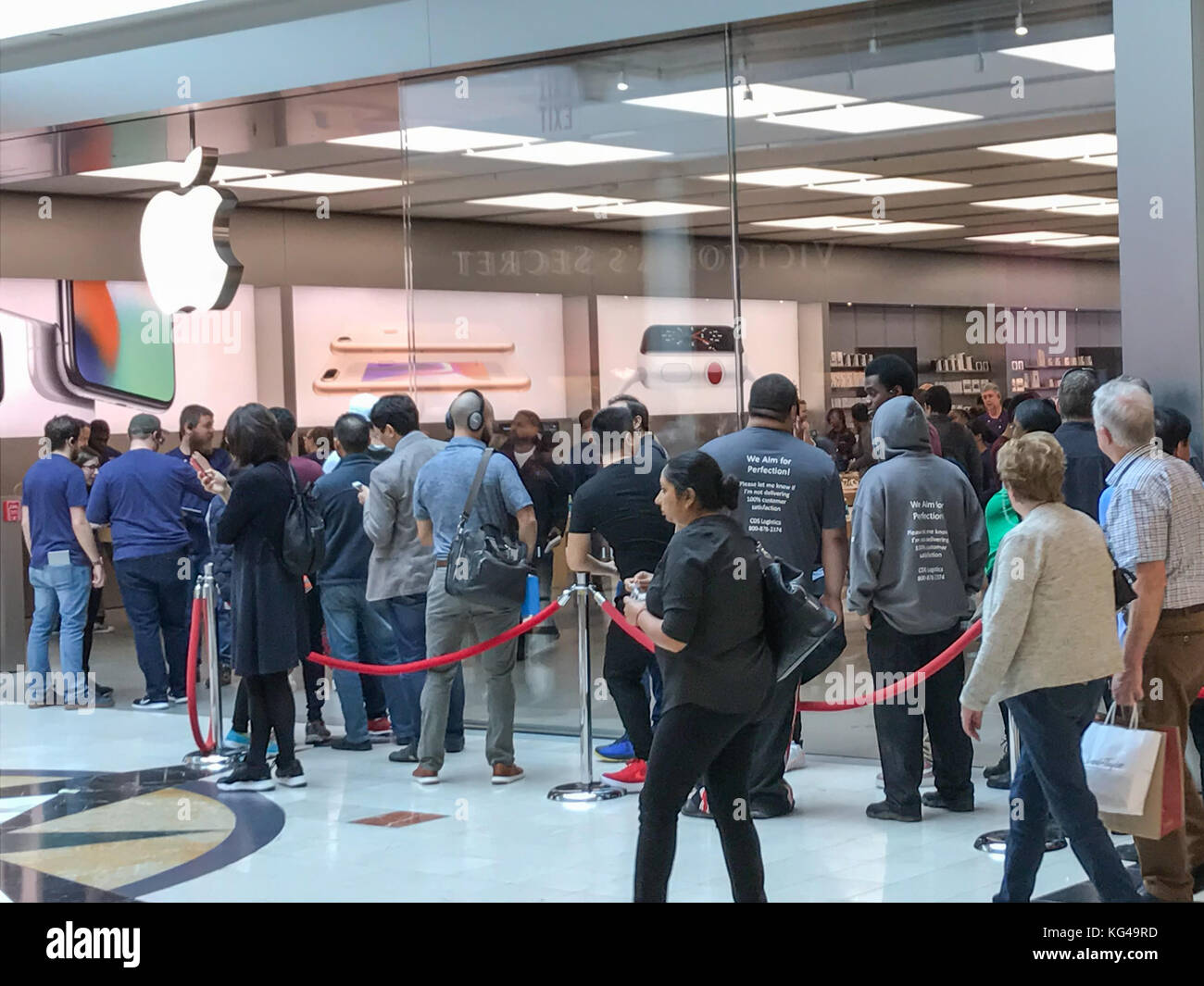 New York, USA. 29Th sep 2017. Les clients Apple attendre dans la ligne pour aller chercher leur pré-commandé l'iPhone Apple X/iPhoneX Mennig Crédit : Don/Alamy Live News Banque D'Images
