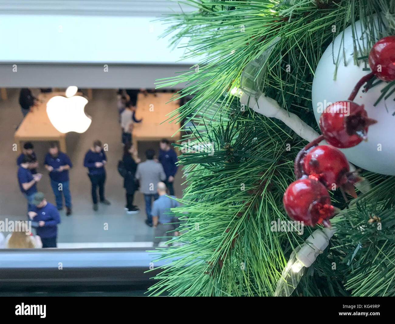 New York, USA. 29Th sep 2017. Les clients Apple attendre dans la ligne pour aller chercher leur pré-commandé l'iPhone Apple X/iPhoneX Mennig Crédit : Don/Alamy Live News Banque D'Images