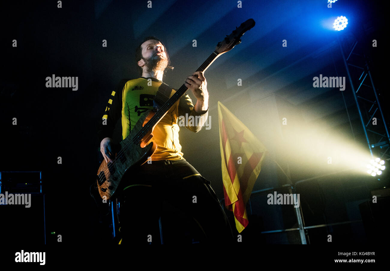 Saluzzo, Italie. 04th Nov, 2017. Jernej Šavel (Dubioza Kolektiv) se produit à Saluzzo au Pala CRS 3e novmber 2017 crédit : Alberto Gandolfo/Alamy Live News Banque D'Images