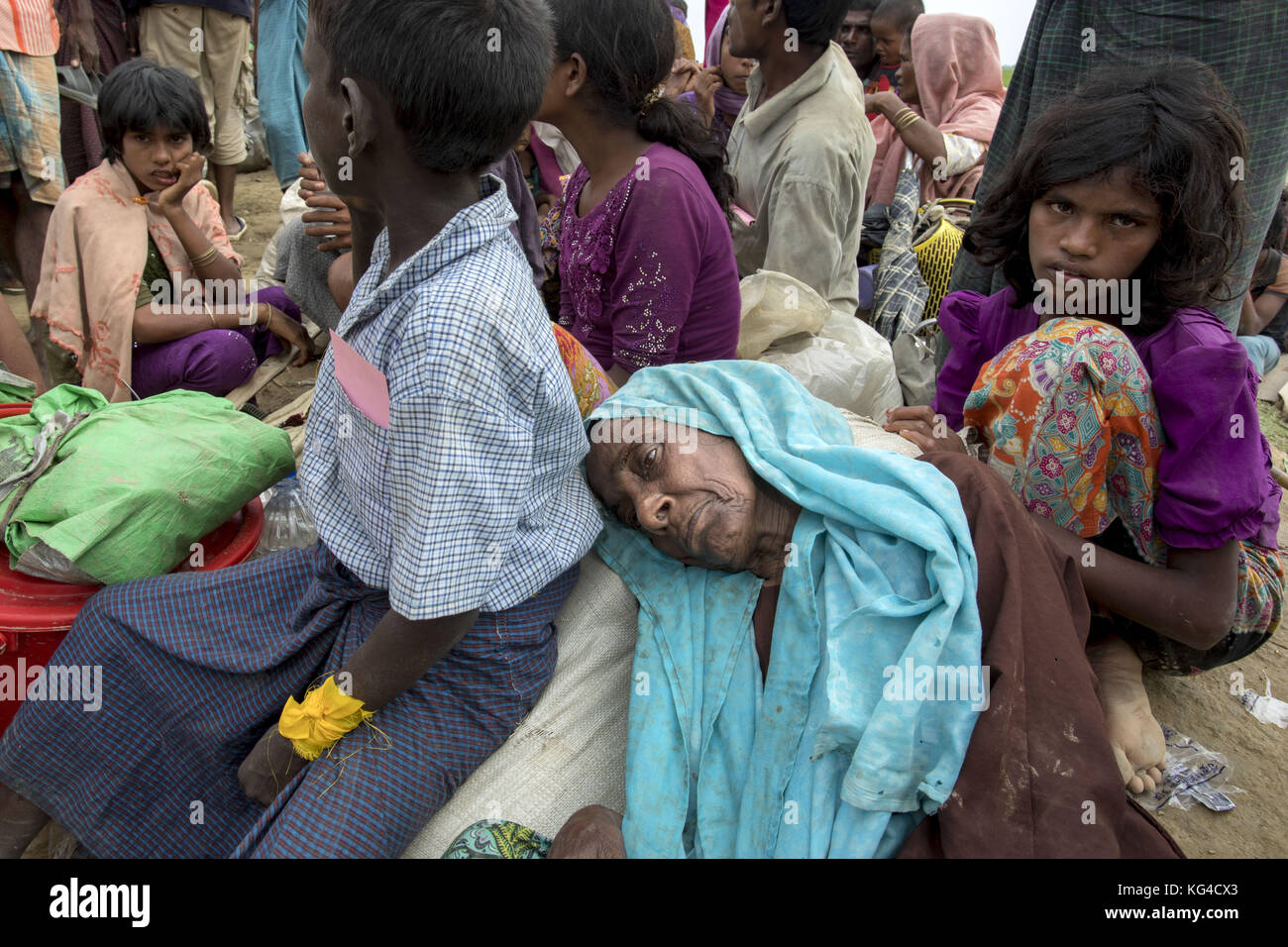 2 novembre 2017 - novembre 02, 2017 Cox's bazar, le Bangladesh ''" après avoir traversé le fleuve Naf réfugiés rohingyas femme attendant dans la vieillesse pas de frontière terrestre mans zone à entré dans anjumanpara au Bangladesh, Bangladesh coxsbazar. Selon le HCR, 607 000 réfugiés Rohingyas ont fui la violence de l'État de Rakhine au Myanmar depuis le 25 août 2017, la plupart en tentant de traverser la frontière et rejoindre le Bangladesh. crédit : k m asad/zuma/Alamy fil live news Banque D'Images